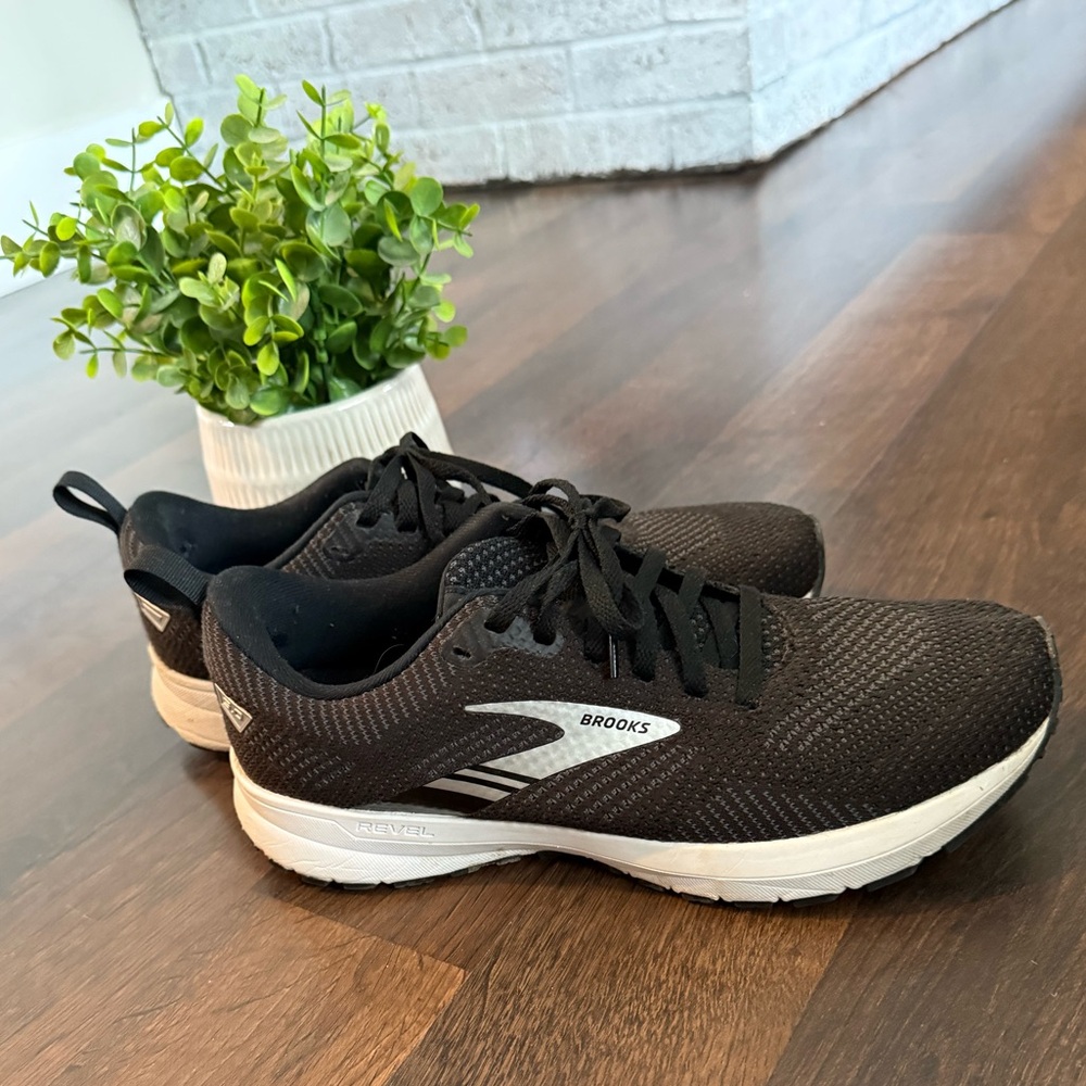 Brooks Sneakers - Picture 2 of 9
